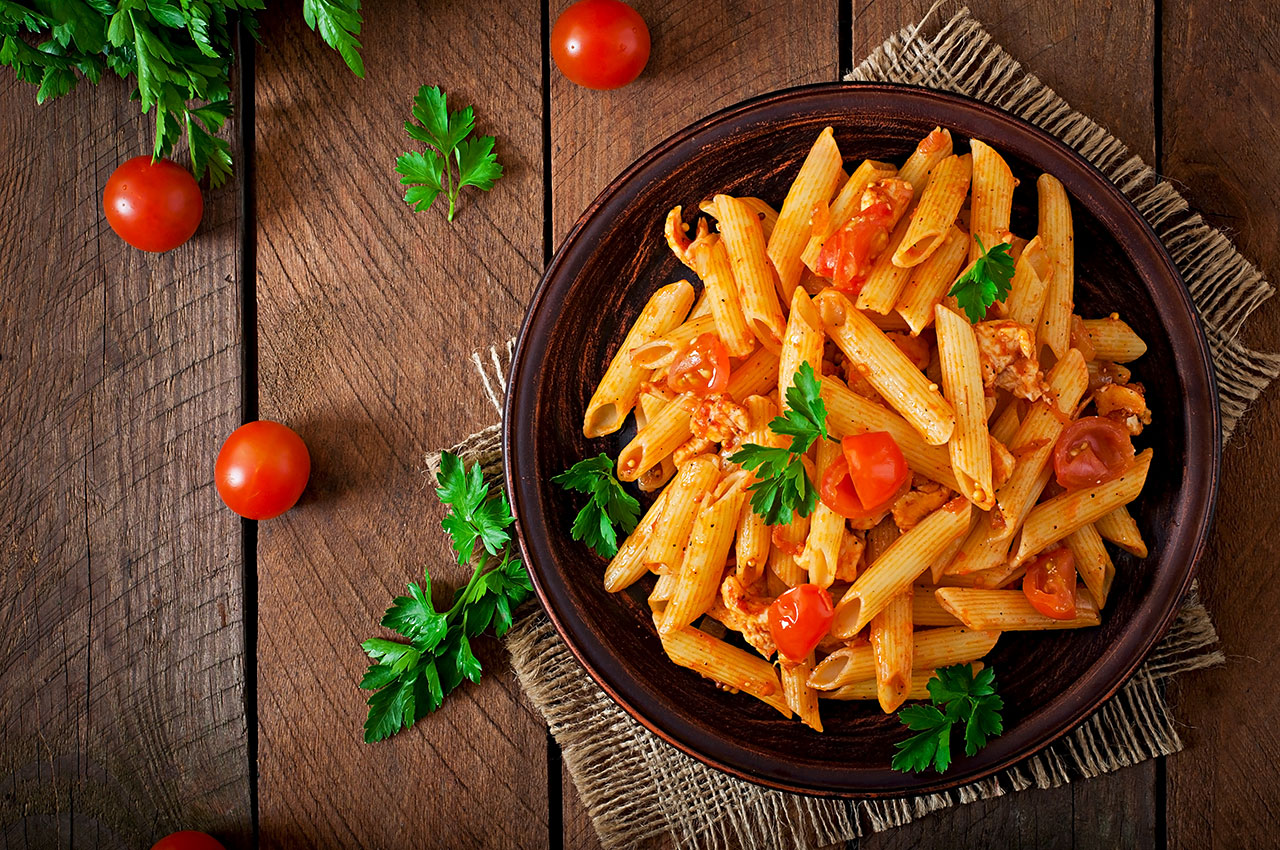 Ruokalehdet tarjoavat ohjeita ja reseptejä, joiden avulla luot helppoa ja maukasta ruokaa arkeen ja juhlaan. Kuvassa pennepastaa tomaattikastikkeella.